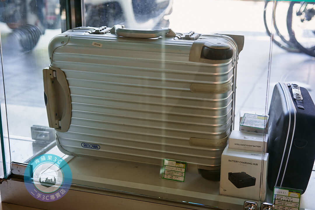 RIMOWA鋁鎂合金登機箱展示